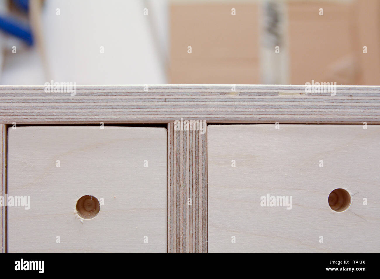 Dettagli del cabinet unità in costruzione in laboratorio di ebanisteria - l'uso di pannelli di legno compensato è prominente Foto Stock