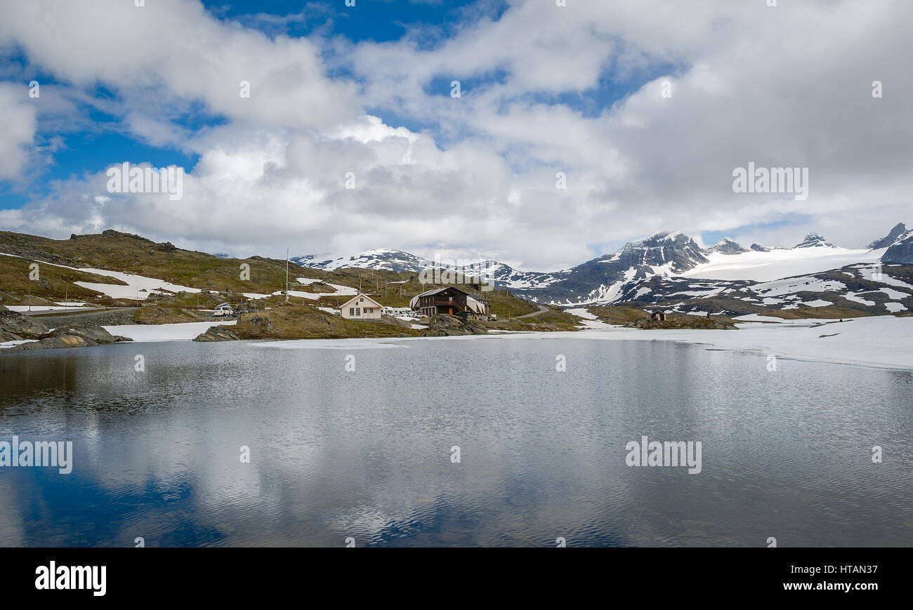 Piccolo campeggio case e parcheggio camper in alta montagna altopiano. Famosa strada 55 - la più alta strada della Norvegia. Foto Stock