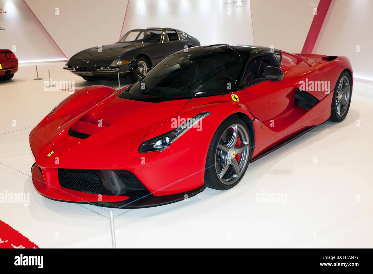 Vista di tre quarti di un rosso Ferrari LaFerrari, parte della Ferrari raccolta tributo al 2017 London Classic Car Show Foto Stock