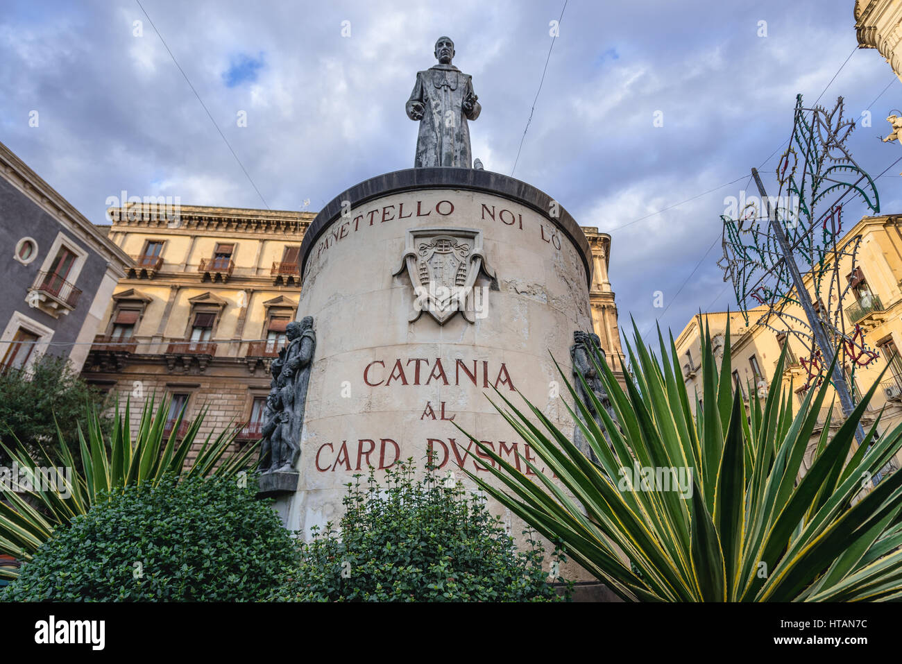 Un monumento di Cattolica Romana il cardinale Giuseppe Benedetto Dusmet a Francesco di Assisi Square nella città di Catania, sul lato est della Sicilia Isola, Italia Foto Stock