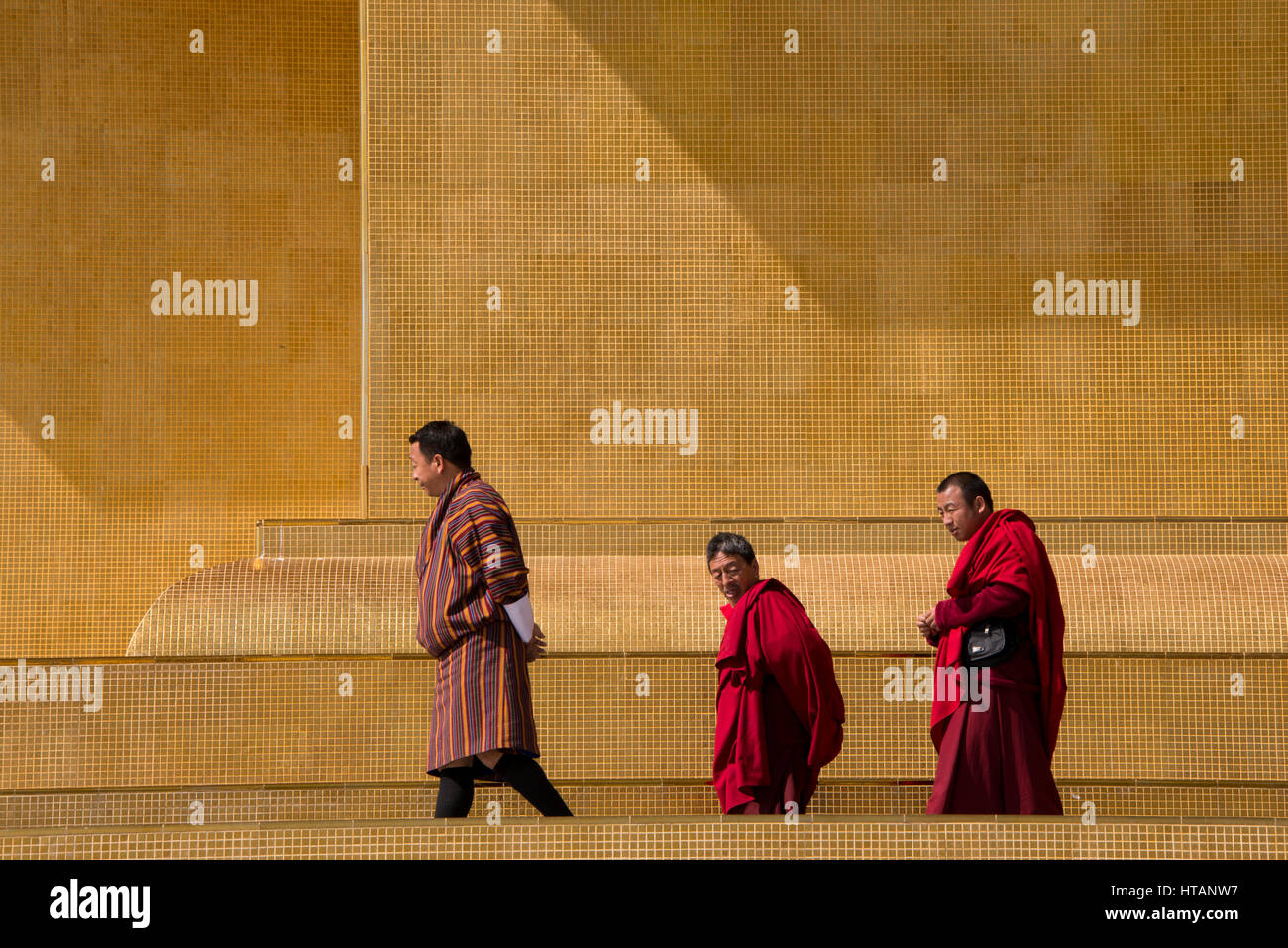 Il Bhutan, Thimphu. Il Buddha Dordenma statua. Uno dei più grandi statue di Buddha nel mondo. I visitatori locali in abito tradizionale a piedi lungo il golden Foto Stock