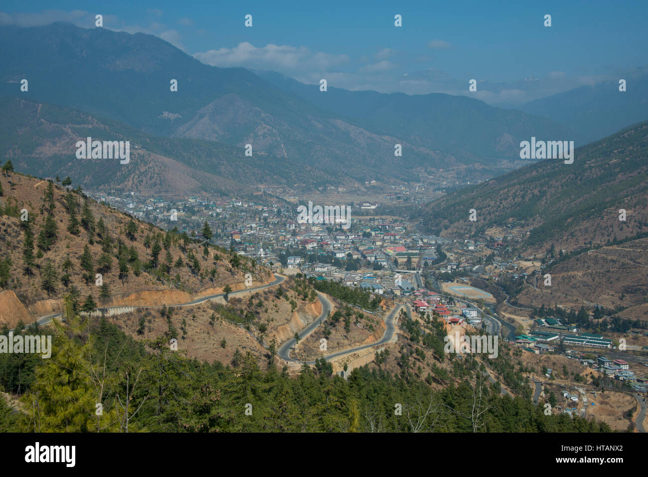 Il Bhutan, Thimphu, capitale del Bhutan. Panoramica da Kuenselphodrang il Parco di natura di strada di montagna e la valle di Thimphu. Foto Stock