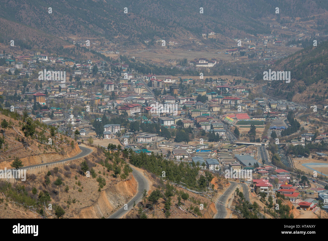 Il Bhutan, Thimphu, capitale del Bhutan. Panoramica da Kuenselphodrang il Parco di natura di strada di montagna e la valle di Thimphu. Foto Stock