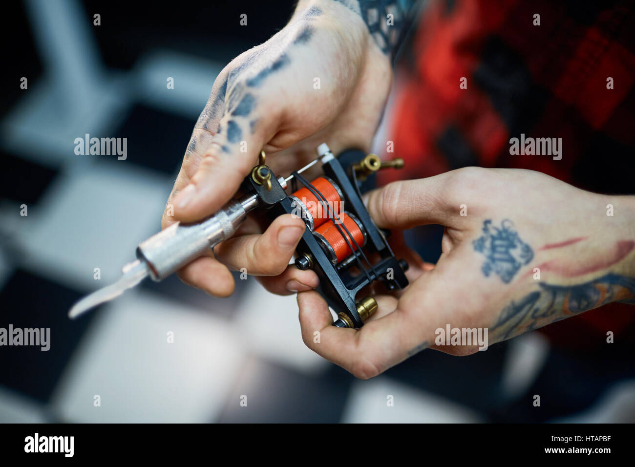 Dispositivo per fare il tatuaggio in mani umane Foto Stock