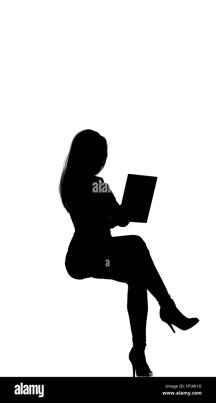 Donne ubicazione sul fronte posteriore cercando il suo tablet. Capelli lunghi, montare, tacco alto. Stephanie. Vista laterale. Foto Stock