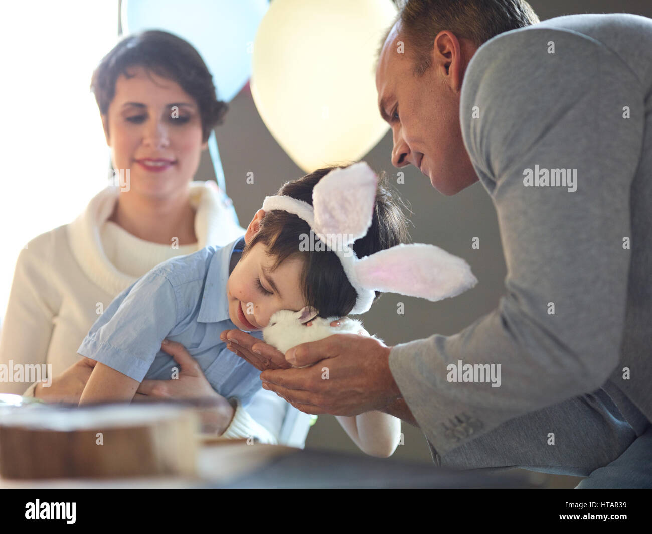 Little Boy esprimendo il suo affetto a new pet Foto Stock