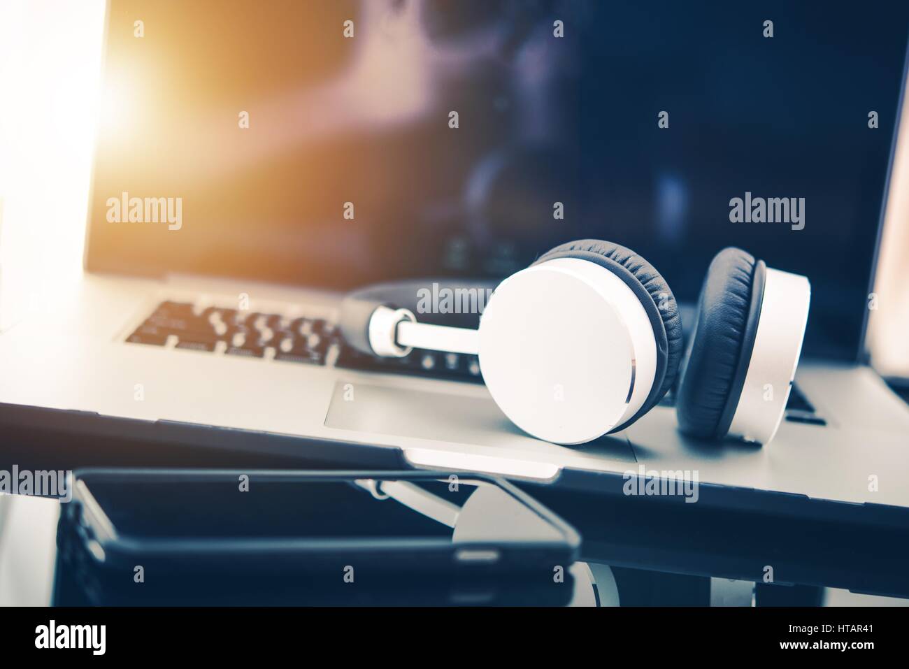 Calcolatore nel concetto di business. Notebook workstation di computer con cuffie wireless per la privacy e la qualità dell'audio. Ascolto di musica rilassante mentre Worki Foto Stock