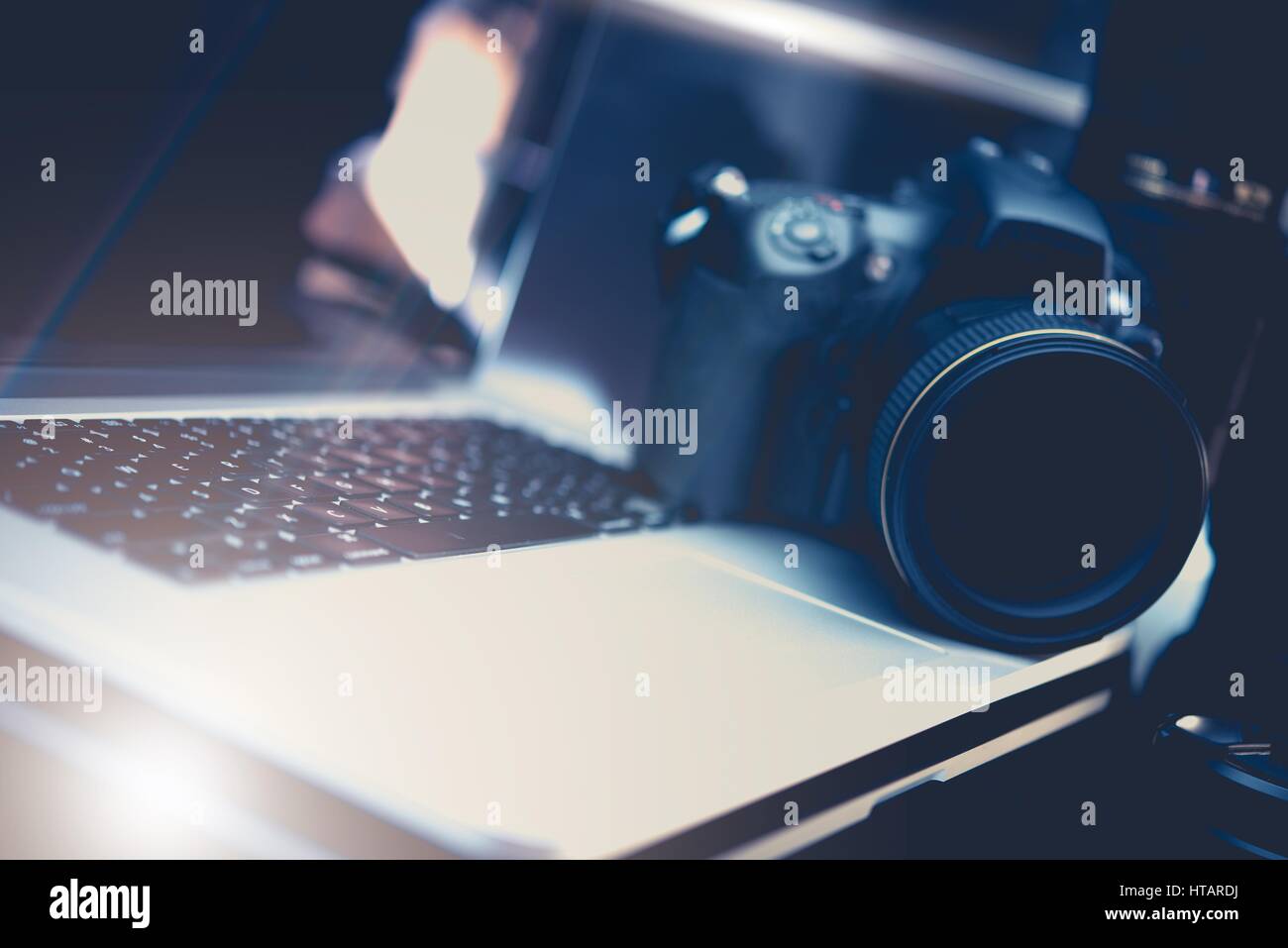 Fotografia Microstock Concetto aziendale foto con la fotocamera DSLR e moderne workstation portatile per editing fotografico. Foto Stock