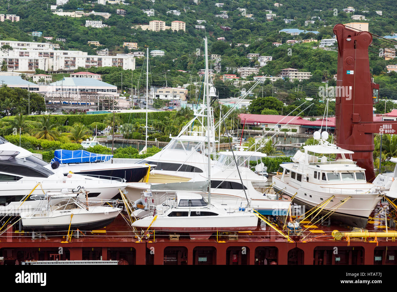 Una nave erogazione di yacht di lusso ad un porto tropicale Foto Stock