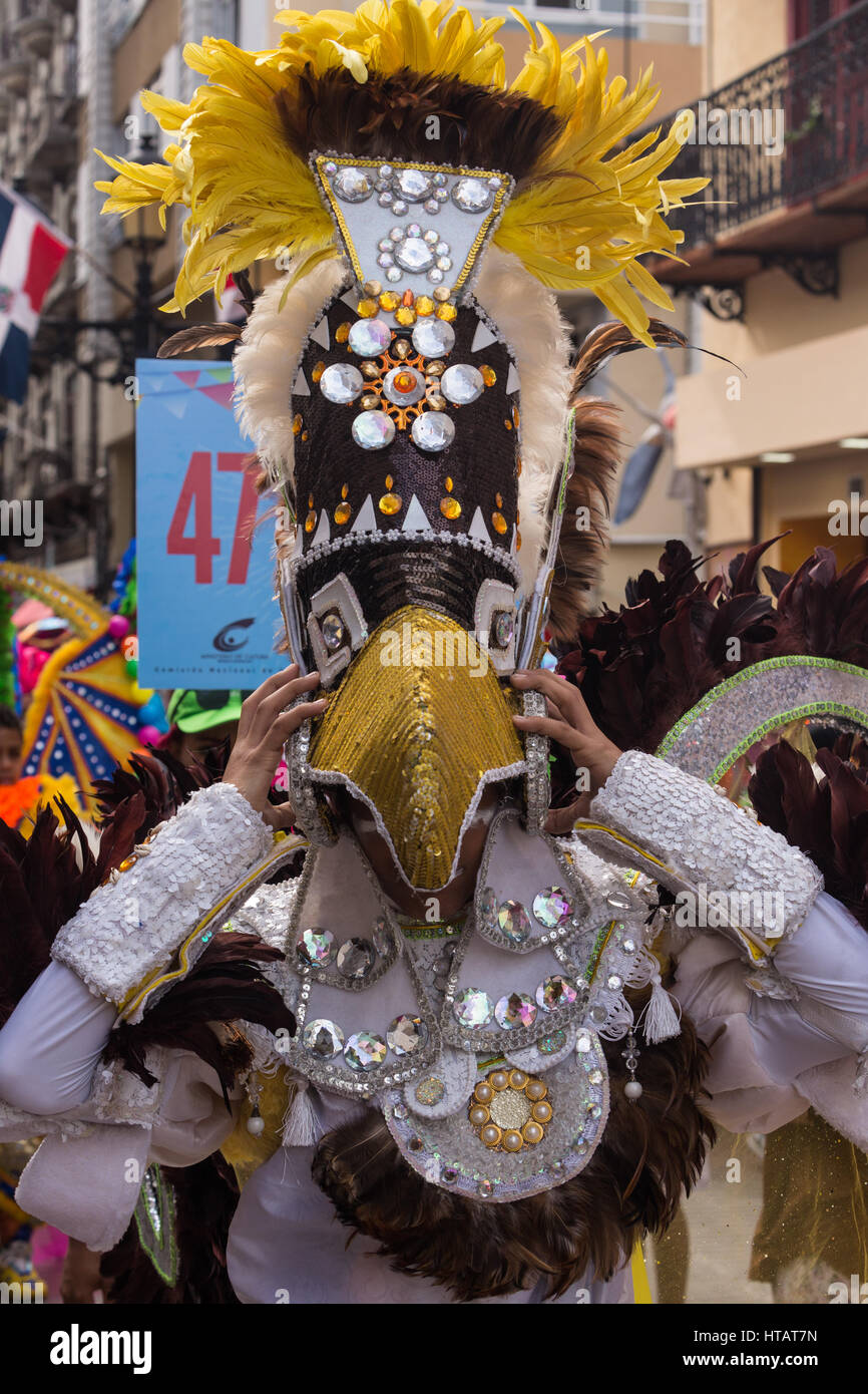 Il coloratissimo carnevale dei bambini sfilata nel centro storico della città coloniale di Santo Domingo, Repubblica Dominicana. Un sito Patrimonio Mondiale dell'UNESCO. Foto Stock