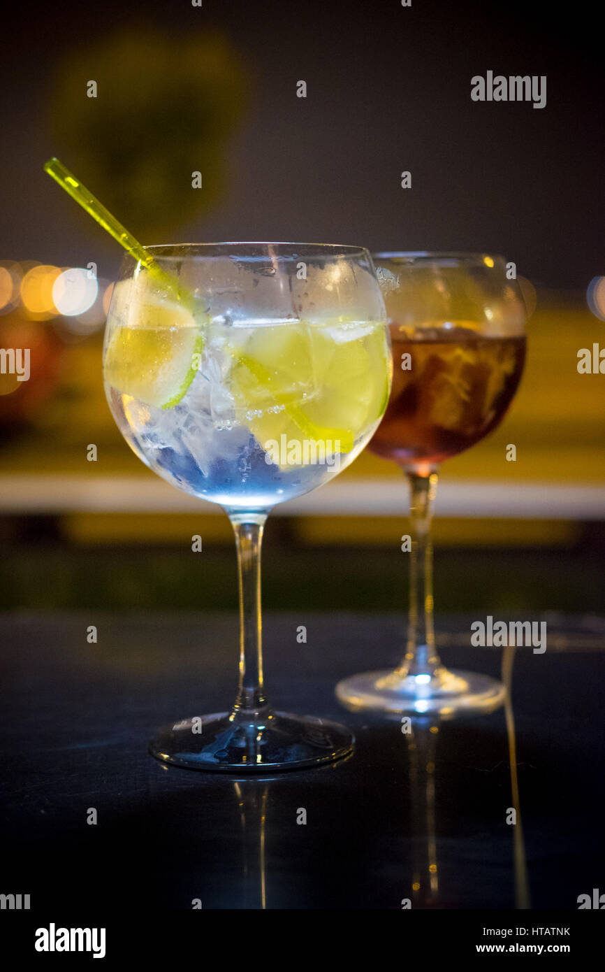 Un bicchiere pieno di gin tonic lungo con un Martini e tonico su un tavolo bar di Bilbao in Spagna Foto Stock