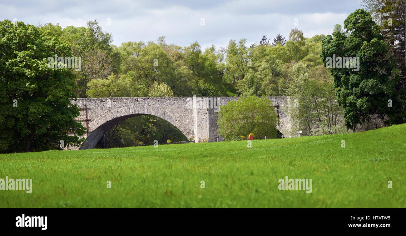 Il vecchio ponte di Spey vicino a Grantown on Spey, Cairngorms, Highlands Scozzesi. Foto Stock