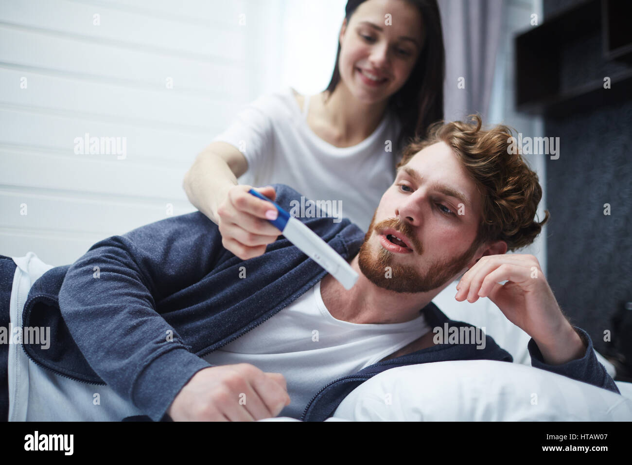 La donna che mostra il marito gravidanza positivo-test Foto Stock
