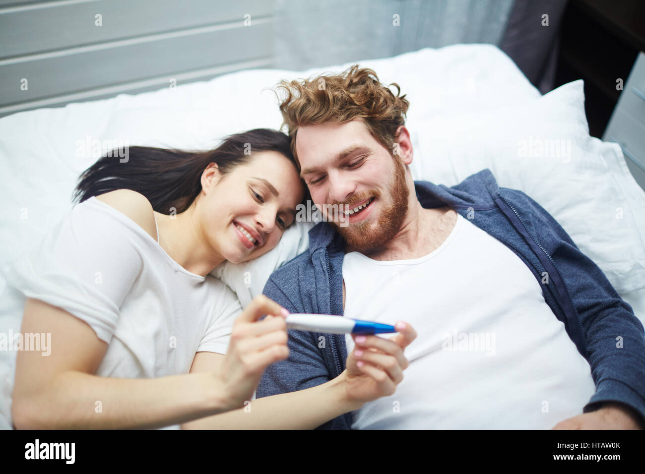 Coppia sposata alla ricerca di gravidanza positivo-test Foto Stock