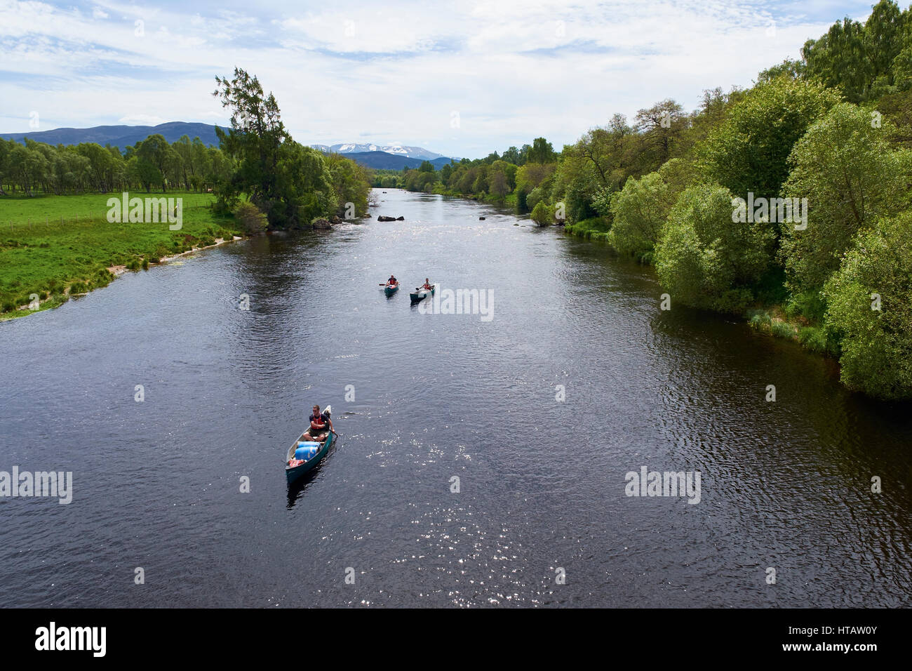 Open top in canoa sul fiume Spey nelle Highlands Scozzesi. Foto Stock