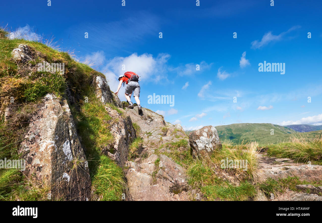 Un escursionista a piedi nel Lake District inglese, UK. Foto Stock