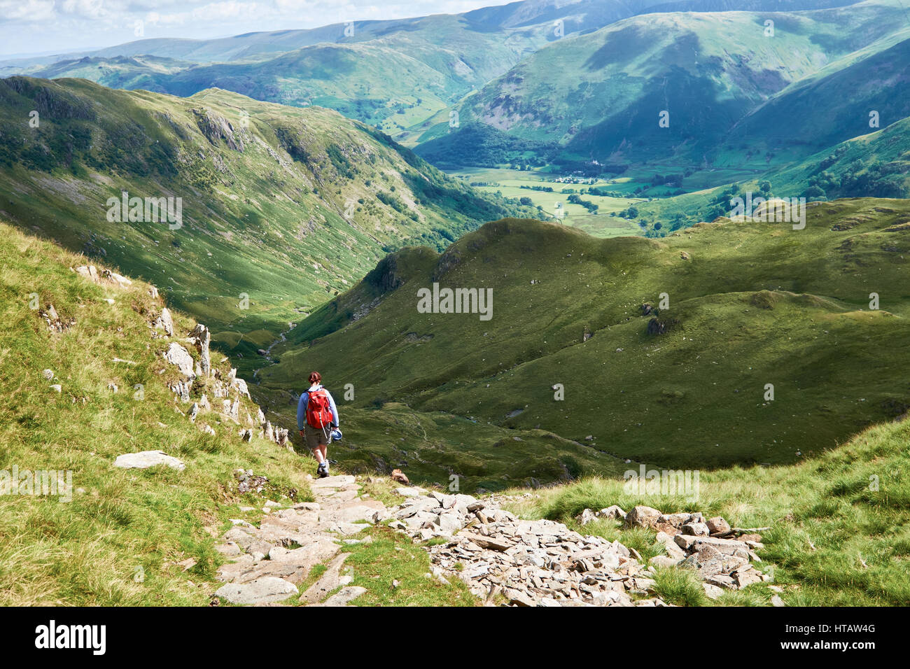 Un escursionista a piedi nel Lake District inglese, UK. Foto Stock