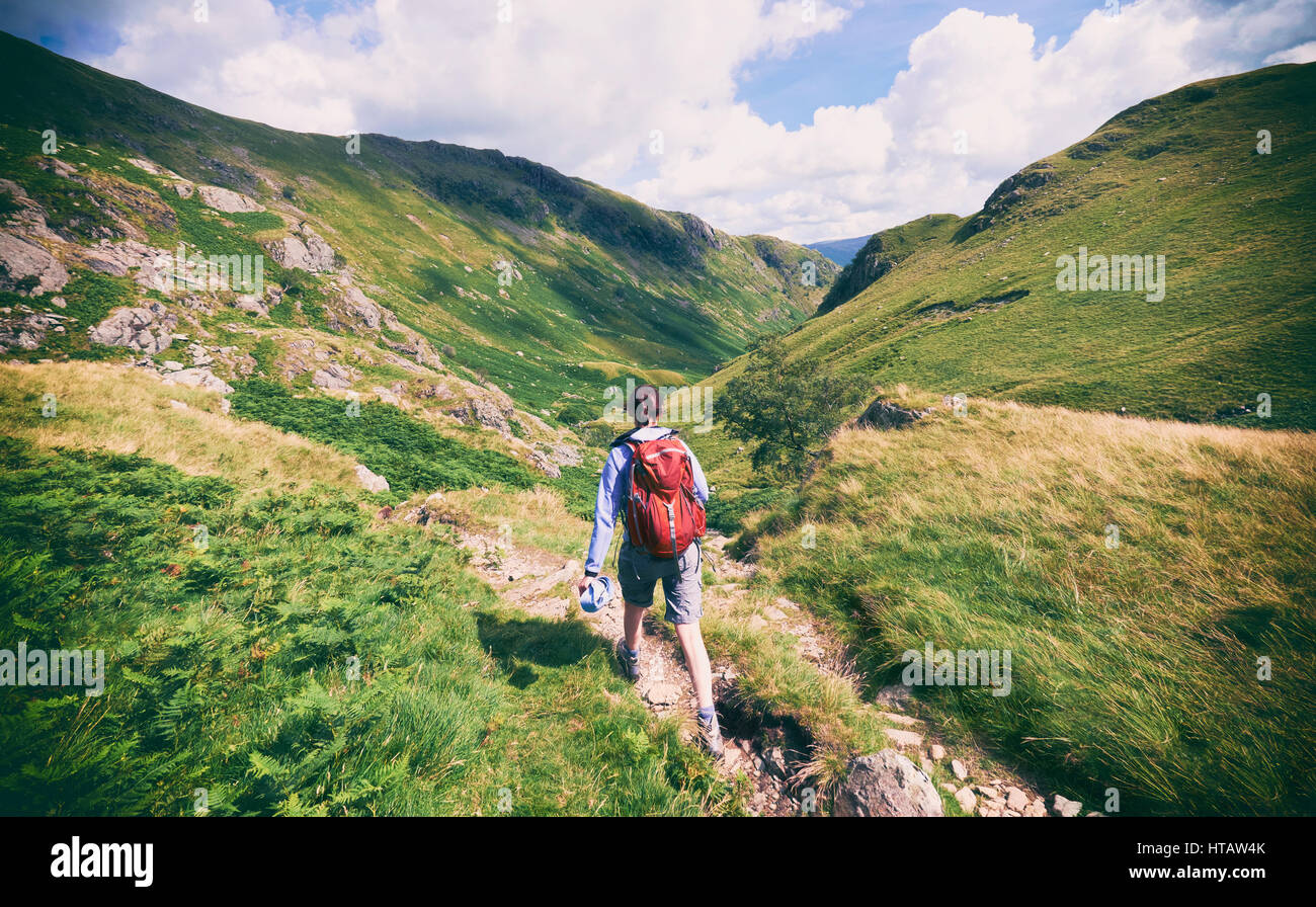 Un escursionista a piedi nel Lake District inglese, UK. Foto Stock