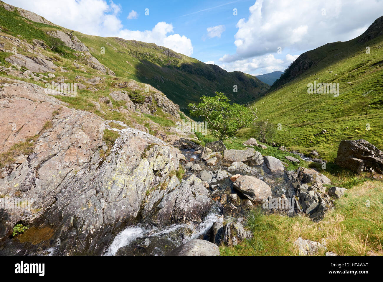 Il flusso correndo giù Dovedale Beck nel Lake District inglese Foto Stock