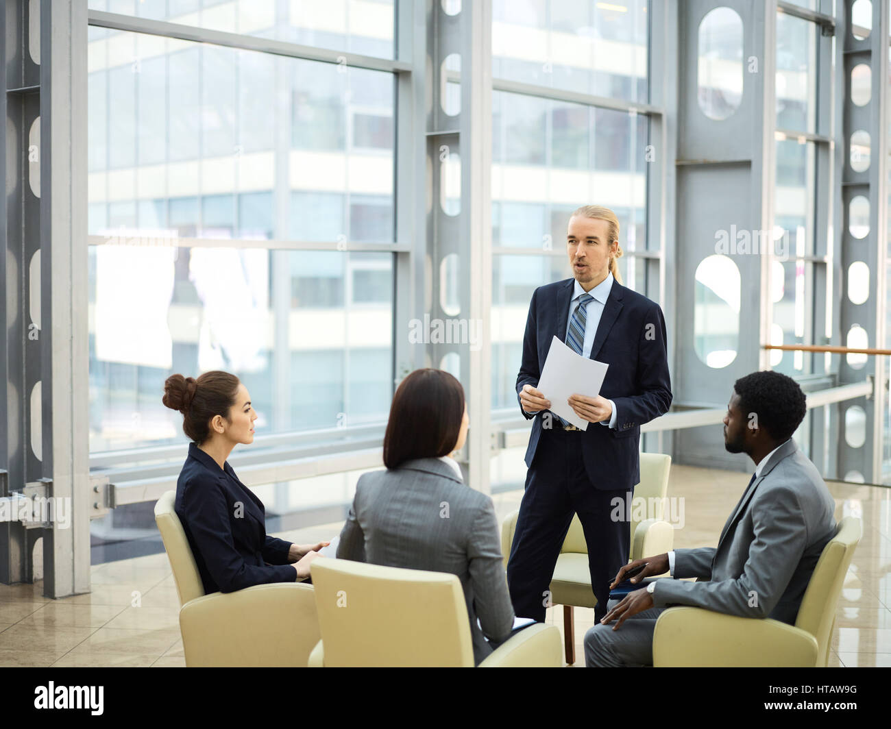 I giovani leader del manager finanziario rendendo relazione sulle analisi di mercato Foto Stock