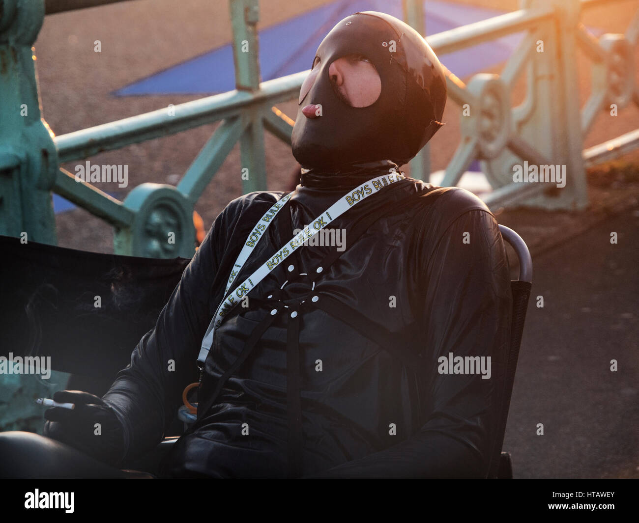 In un addio al celibato fare in Brighton lo sposo abiti in una schiavitù outfit Foto Stock