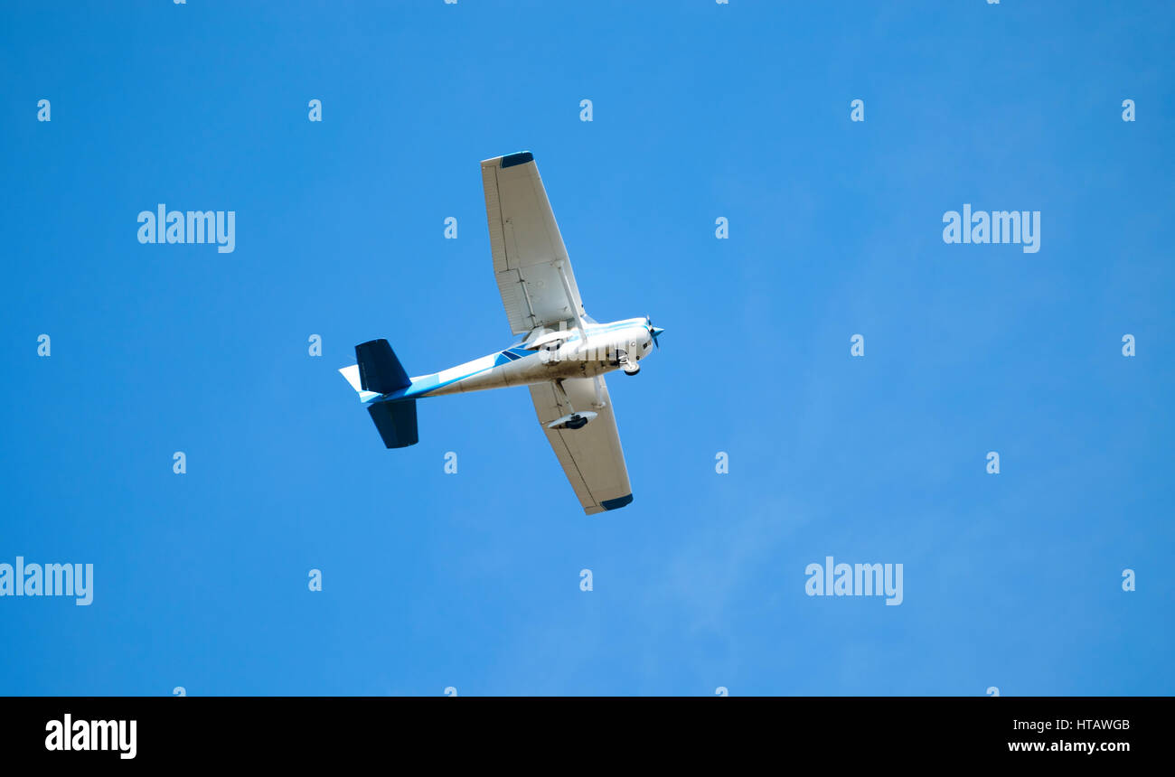 Progetto pilota di volo aereo da diporto mid air vola nel cielo Foto Stock