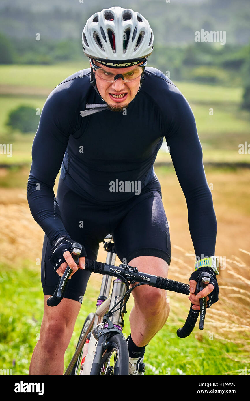 NORTHUMBERLAND, England, Regno Unito - 07 agosto 2016: un gruppo di piloti fuori su un giro di formazione per una lunga distanza endurance corsa su strada. Foto Stock