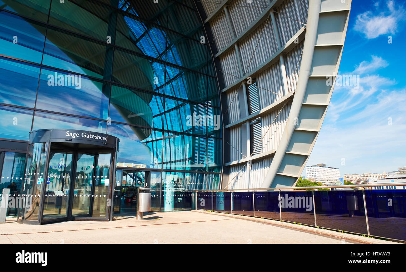 NEWCASTLE UPON TYNE, Regno Unito - 13 agosto 2015: l'ingresso a Gateshead la salvia Music Hall e il centro conferenze. Foto Stock