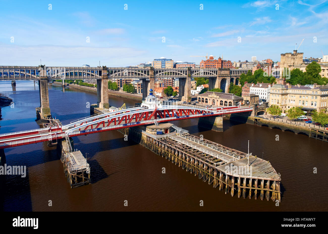 NEWCASTLE UPON TYNE, Regno Unito - 13 agosto 2015: Lo Swing & Alto Livello ponti sul fiume Tyne a Newcastle. Foto Stock