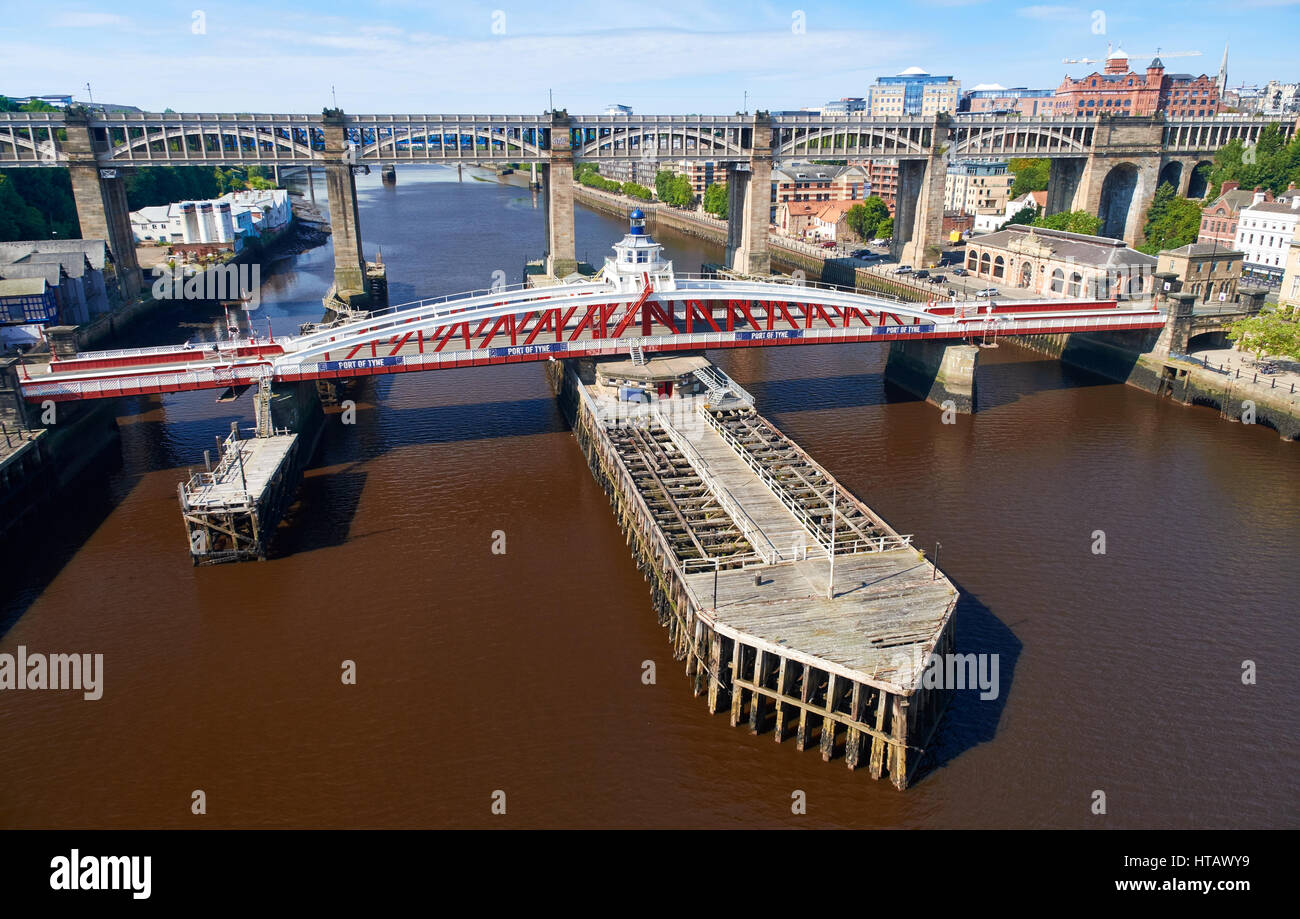 NEWCASTLE UPON TYNE, Regno Unito - 13 agosto 2015: Lo Swing & Alto Livello ponti sul fiume Tyne a Newcastle. Foto Stock