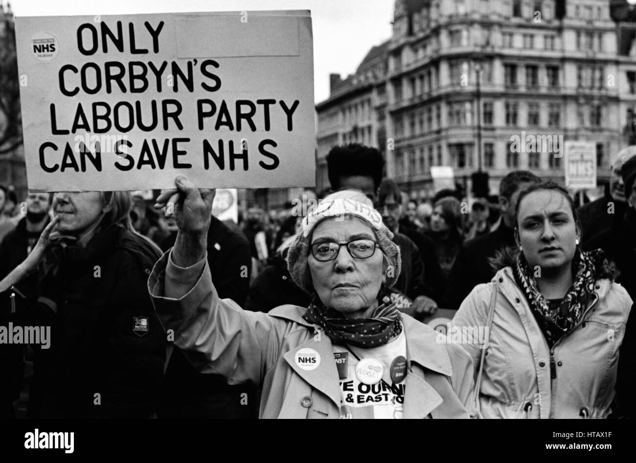 Londra, Regno Unito. Mar 4, 2017. Un Corbyn sostenitore in piazza del Parlamento a una protesta a sostegno del NHS e contro i tagli. Migliaia di manifestanti hanno girato a marzo da Tavistock Square a Piazza del Parlamento come parte del #OurNHS protesta. Fotografia scattata su 35mm bianco e nero Kodak Tri-film X. Foto Stock