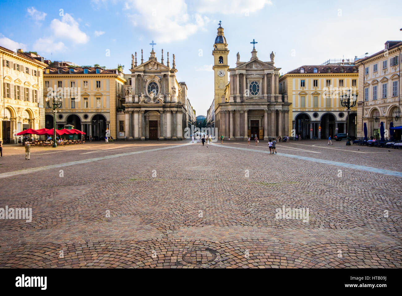 Monumenti di Piazza San Carlo, una delle principali piazze della città di Torino, Italia. Due chiese gemelle di Santa Cristina e di San Carlo Borromeo. Foto Stock