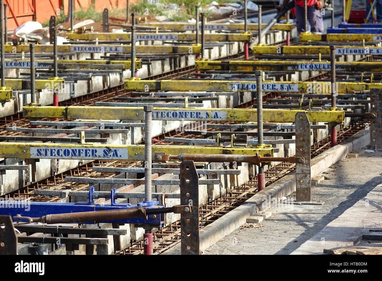 KAOHSIUNG, Taiwan -- Ottobre 8, 2015: le vie vengono stabiliti come parte della costruzione della città di Kaohsiung luce del sistema ferroviario. Foto Stock