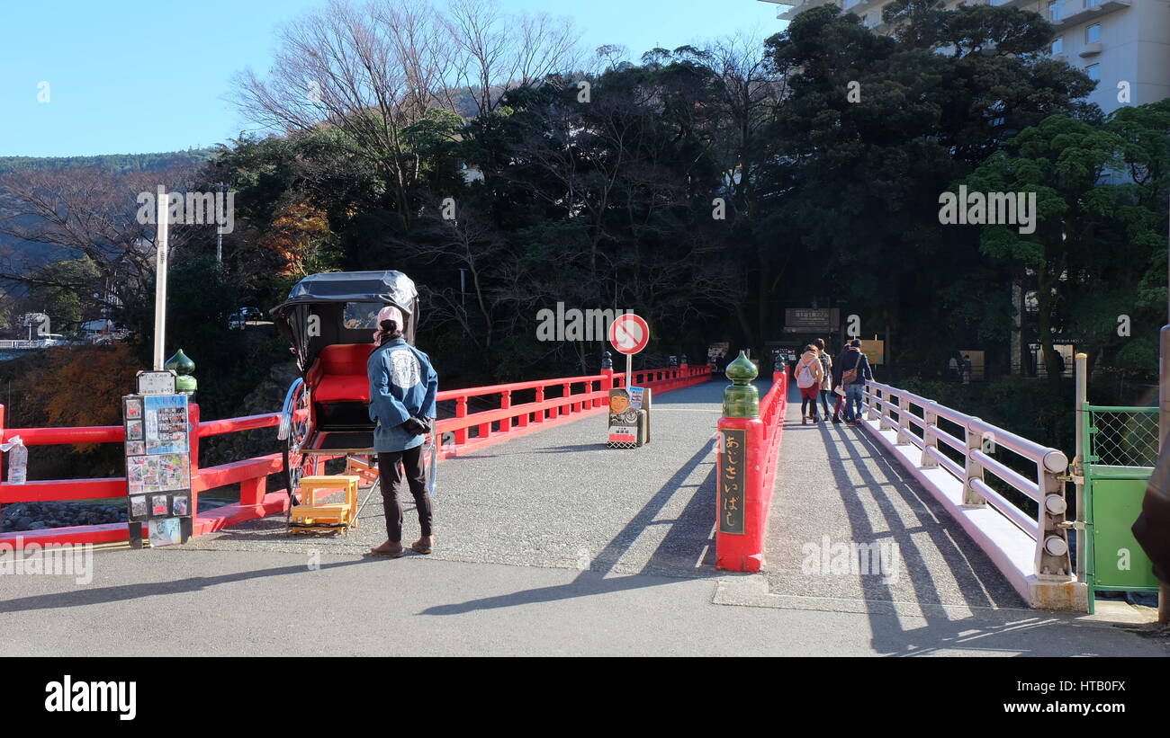 Ajisaibashi - Ajisai ponte con un risciò tirato in attesa che il cliente, Hakone, Giappone. Foto Stock