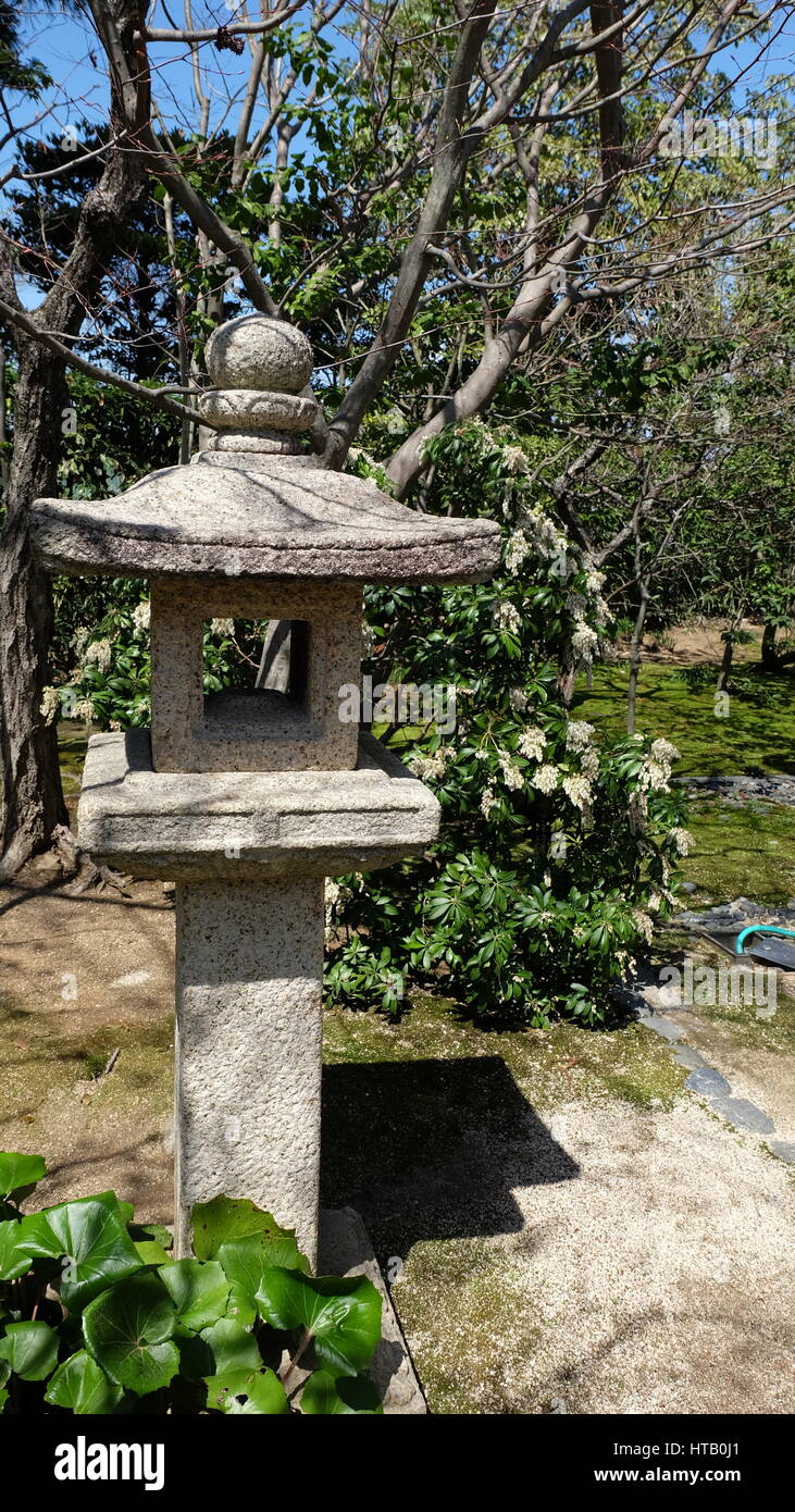 Lanterna di pietra giapponese immagini e fotografie stock ad alta  risoluzione - Alamy