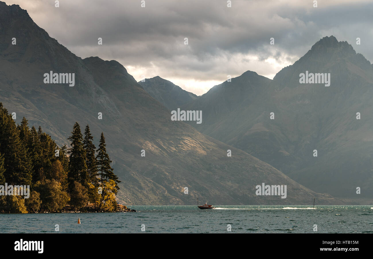 Nave a vapore TSS Earnslaw vela da Queenstown porto sul Lago Wakatipu - Isola del Sud della Nuova Zelanda Foto Stock