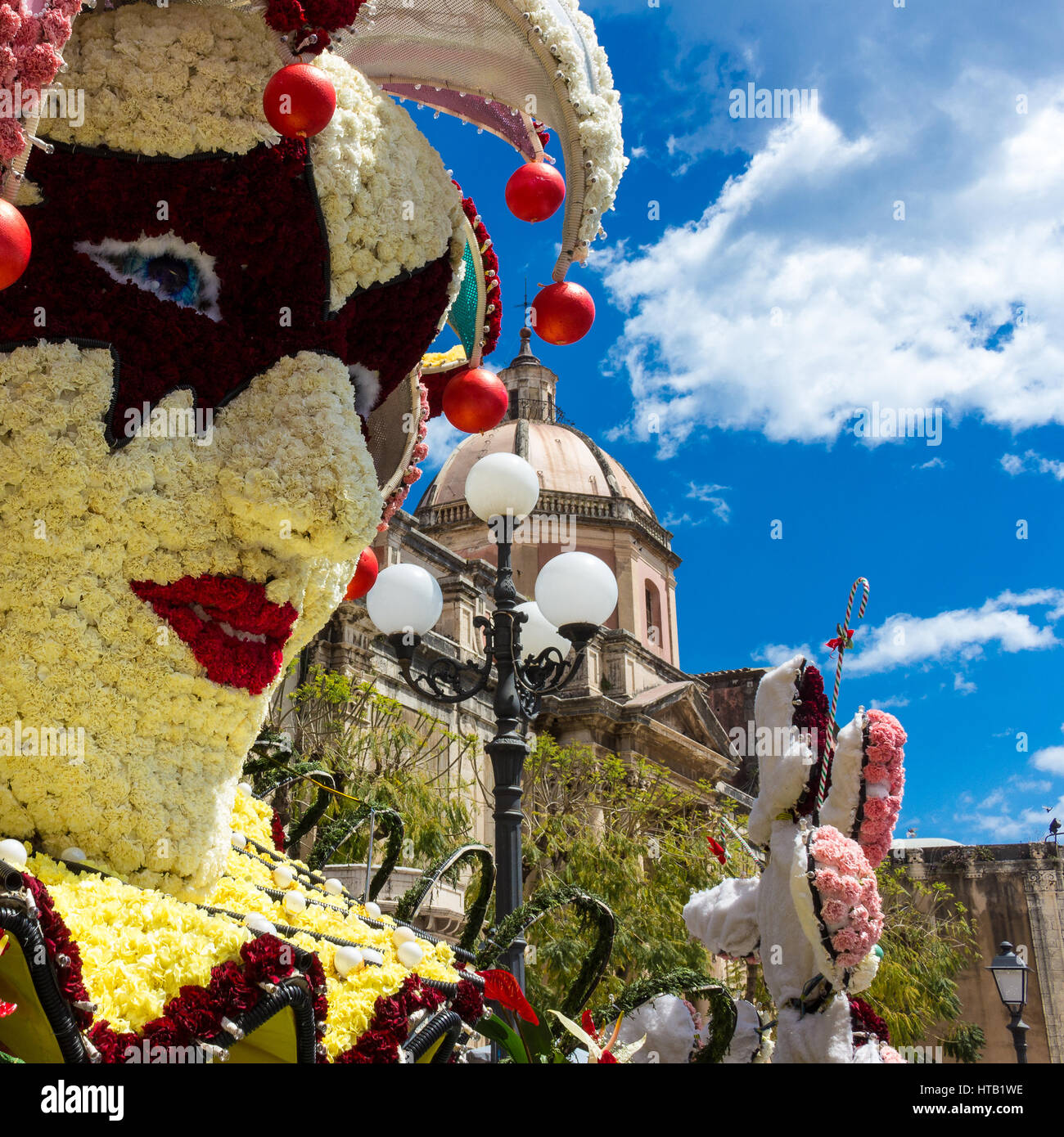 Maschera fiorito con i garofani e le rose per celebrare la primavera siciliana Foto Stock