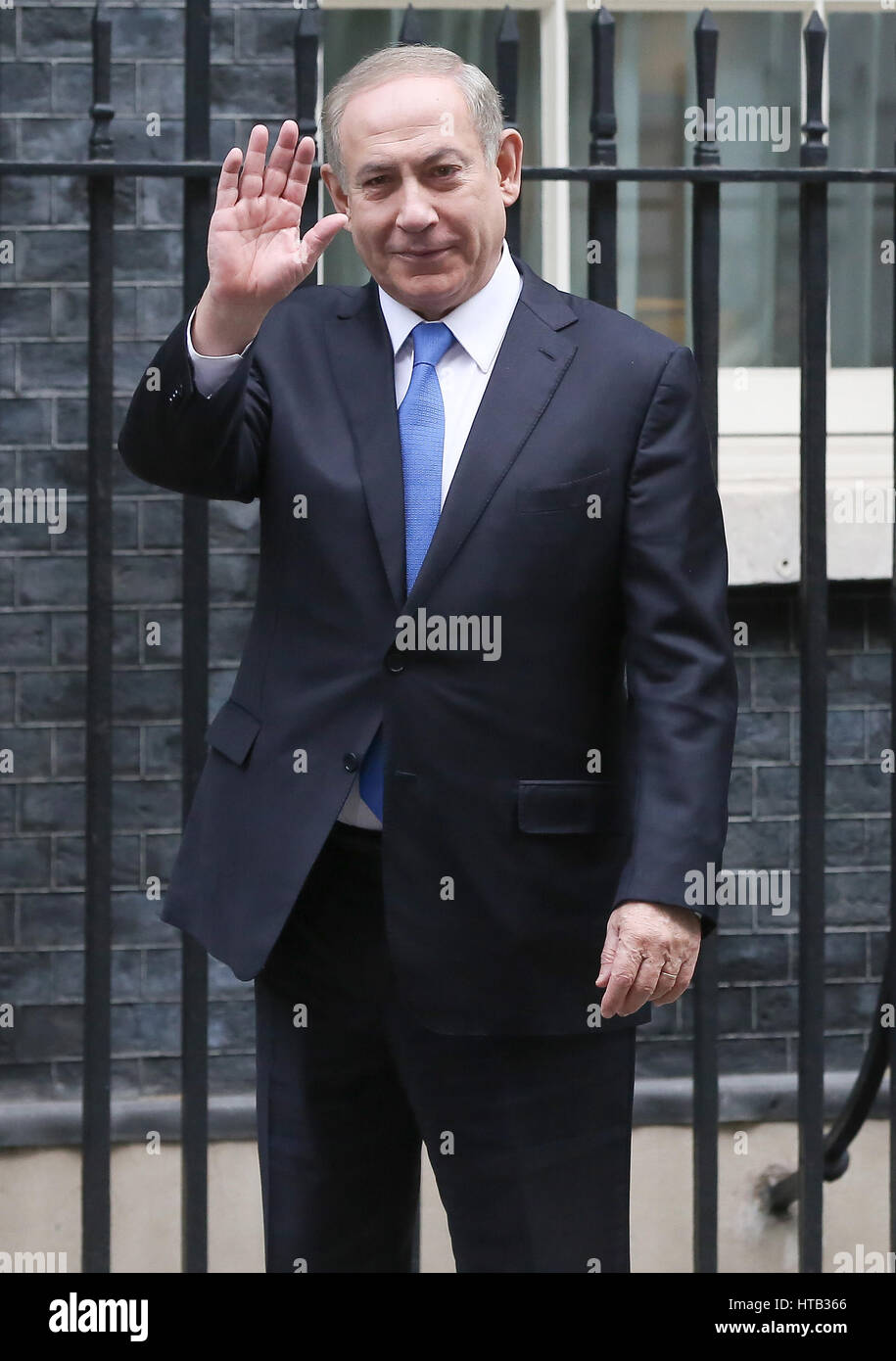 La Gran Bretagna è il primo ministro Theresa Maggio saluta il Primo ministro Benjamin Netanyahu di Israele a Downing Street con: il primo ministro Benjamin Netanyahu di Israele dove: Londra, Regno Unito quando: 06 Feb 2017 Foto Stock