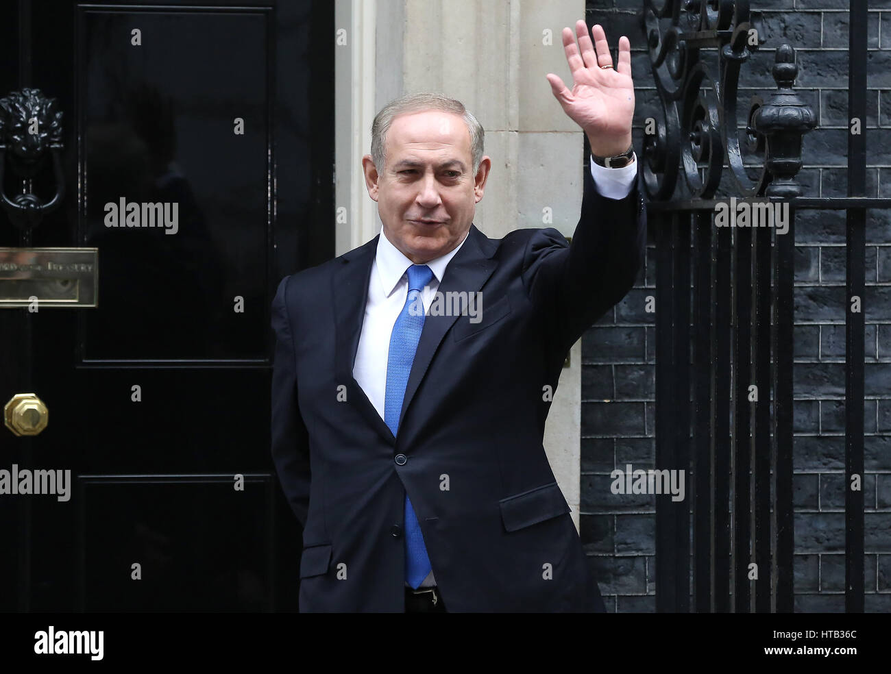 La Gran Bretagna è il primo ministro Theresa Maggio saluta il Primo ministro Benjamin Netanyahu di Israele a Downing Street con: il primo ministro Benjamin Netanyahu di Israele dove: Londra, Regno Unito quando: 06 Feb 2017 Foto Stock