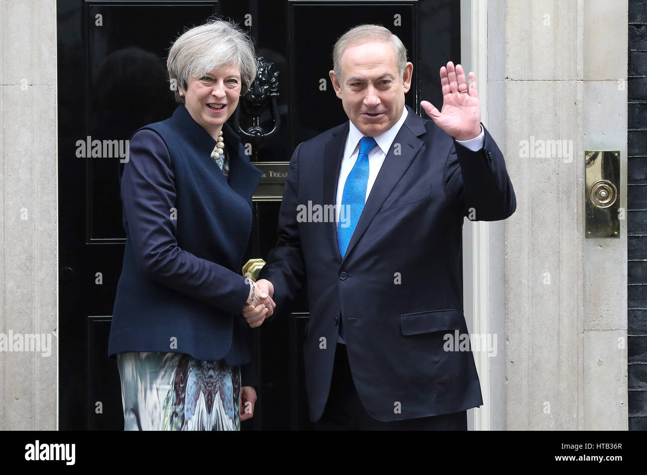 La Gran Bretagna è il primo ministro Theresa Maggio saluta il Primo ministro Benjamin Netanyahu di Israele a Downing Street con: Theresa Maggio, Benjamin Netanyahu dove: Londra, Regno Unito quando: 06 Feb 2017 Foto Stock