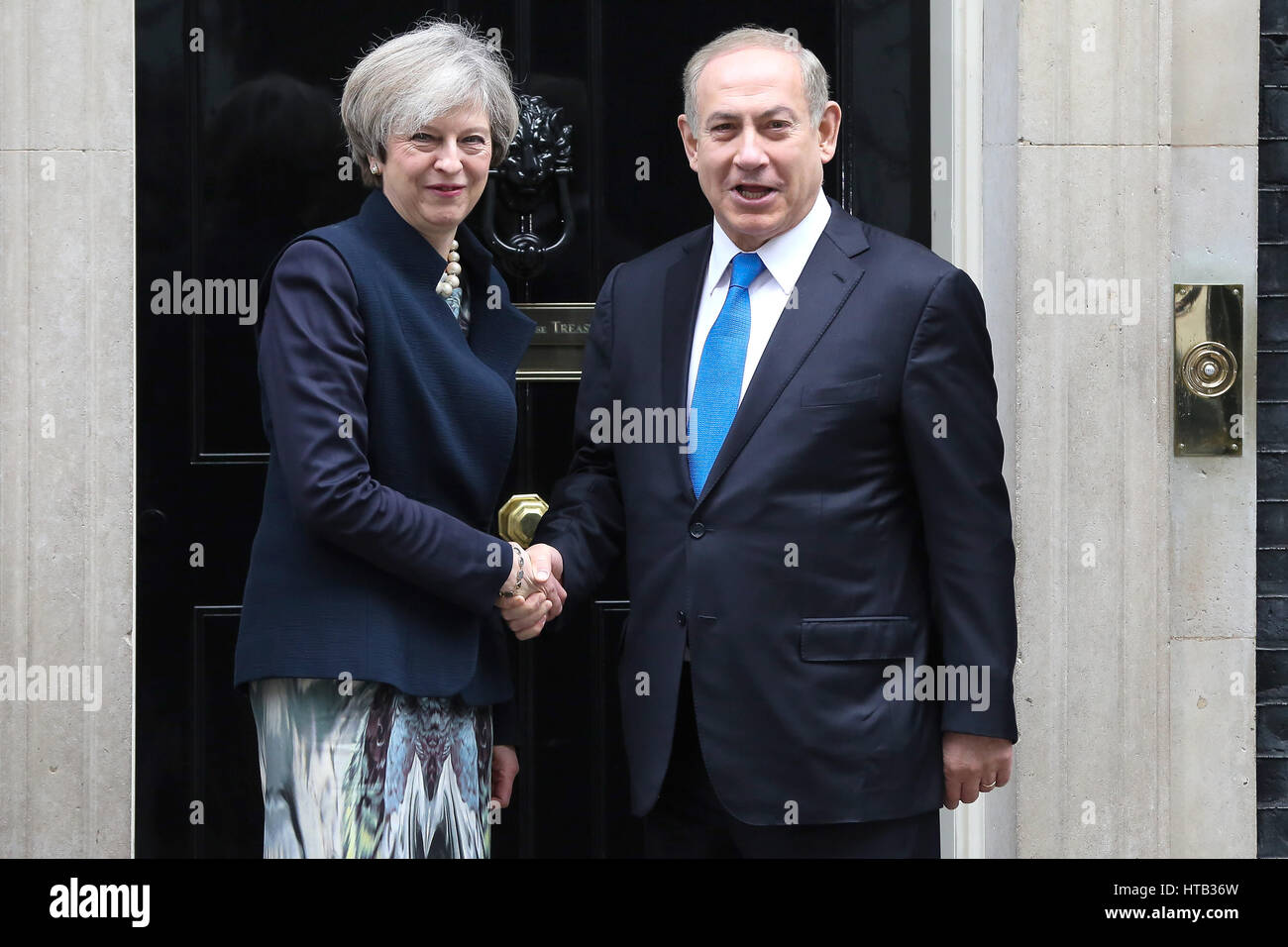 La Gran Bretagna è il primo ministro Theresa Maggio saluta il Primo ministro Benjamin Netanyahu di Israele a Downing Street con: Theresa Maggio, Benjamin Netanyahu dove: Londra, Regno Unito quando: 06 Feb 2017 Foto Stock