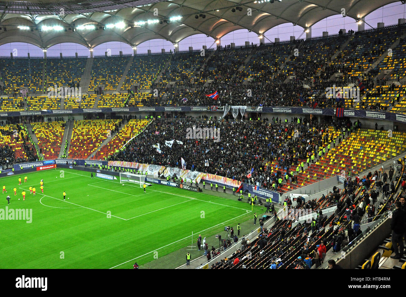 Bucarest - 17 aprile: National Arena stadium completo con la folla di  tifosi durante una partita tra la dinamo e la Steaua Bucarest. Il 17 aprile  2014 in Buchares Foto stock - Alamy