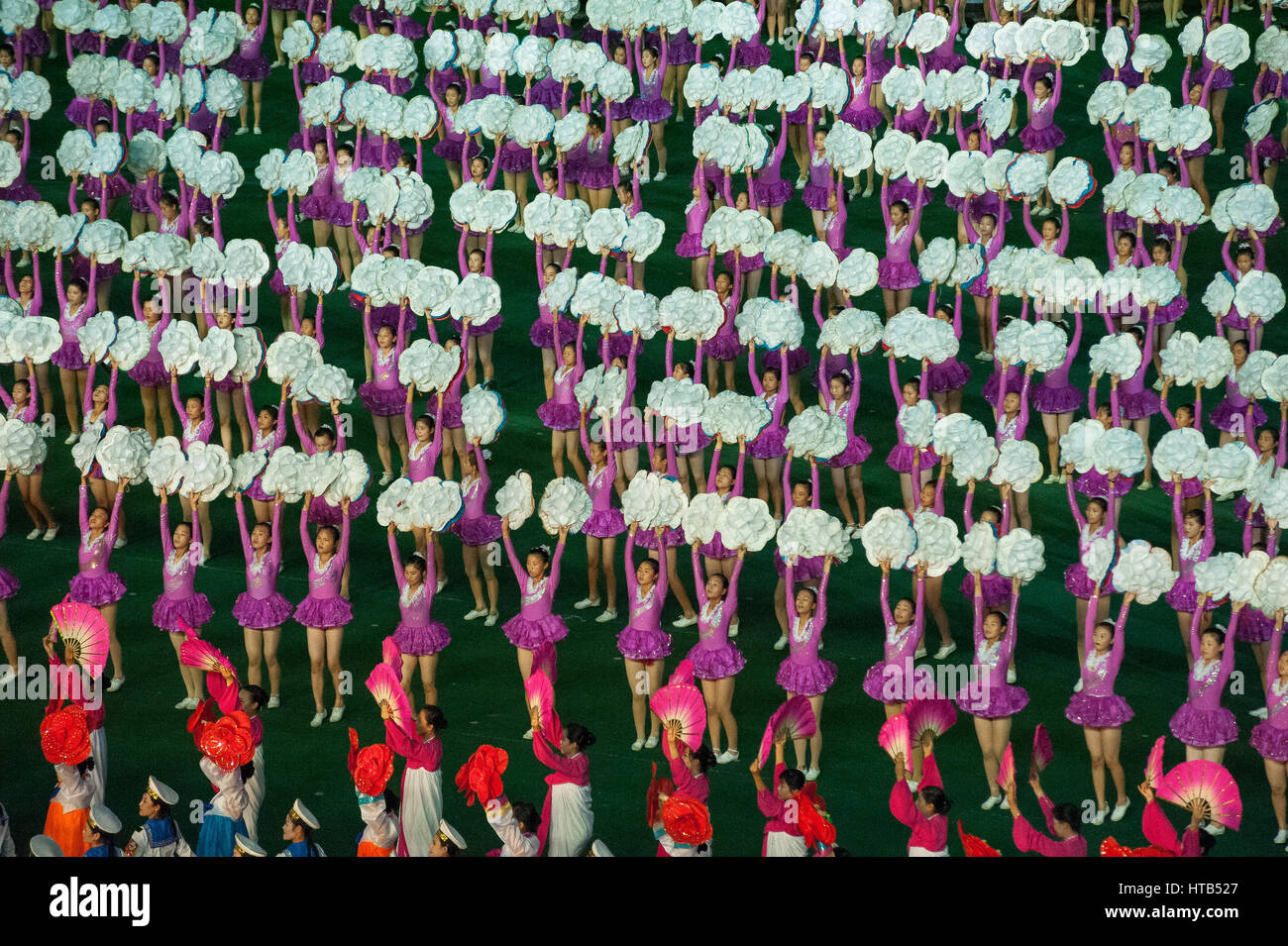 08.08.2012, Pyongyang, Corea del Nord - ballerini e acrobati eseguire durante l'Arirang Festival presso il Rungrado May Day Stadium di Pyongyang. Foto Stock