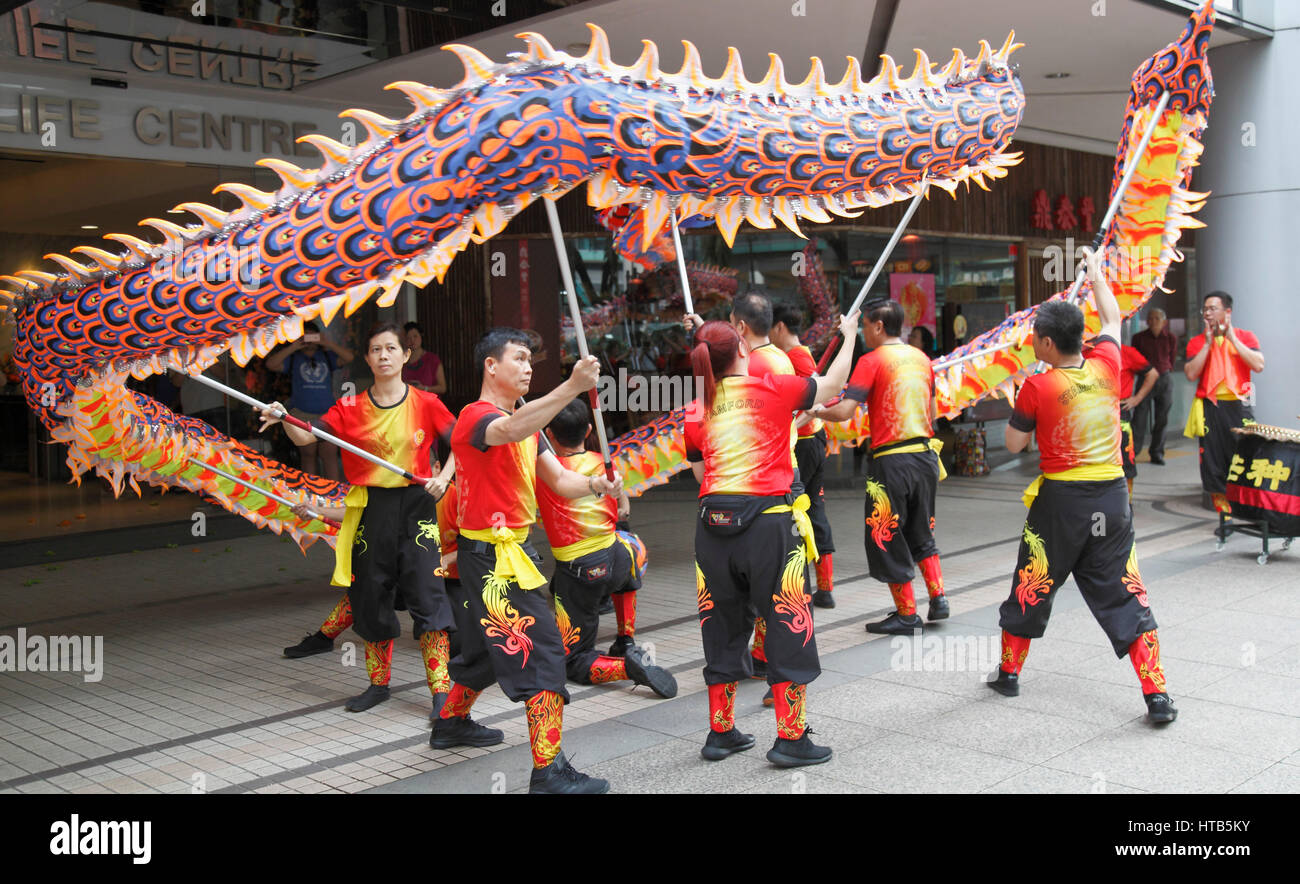 Singapore, nuovo anno cinese, dragon dance, persone Foto Stock