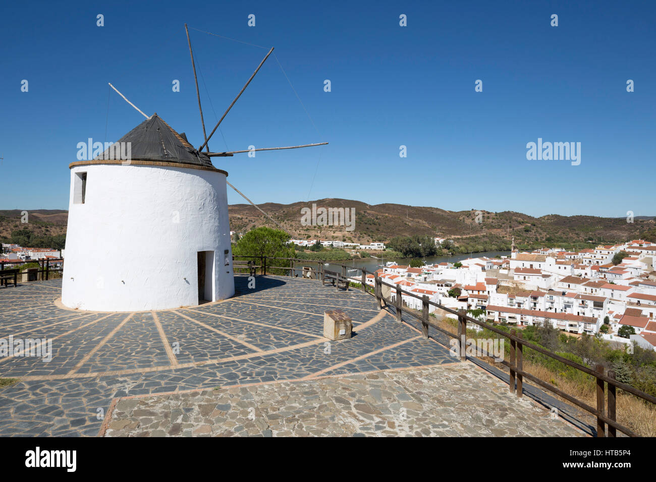 Mulino a vento al di sopra del villaggio di Rio e il fiume Guadiana con vista al Portogallo, Sanlucar De Guadiana, Huelva, Andalusia, Spagna, Europa Foto Stock