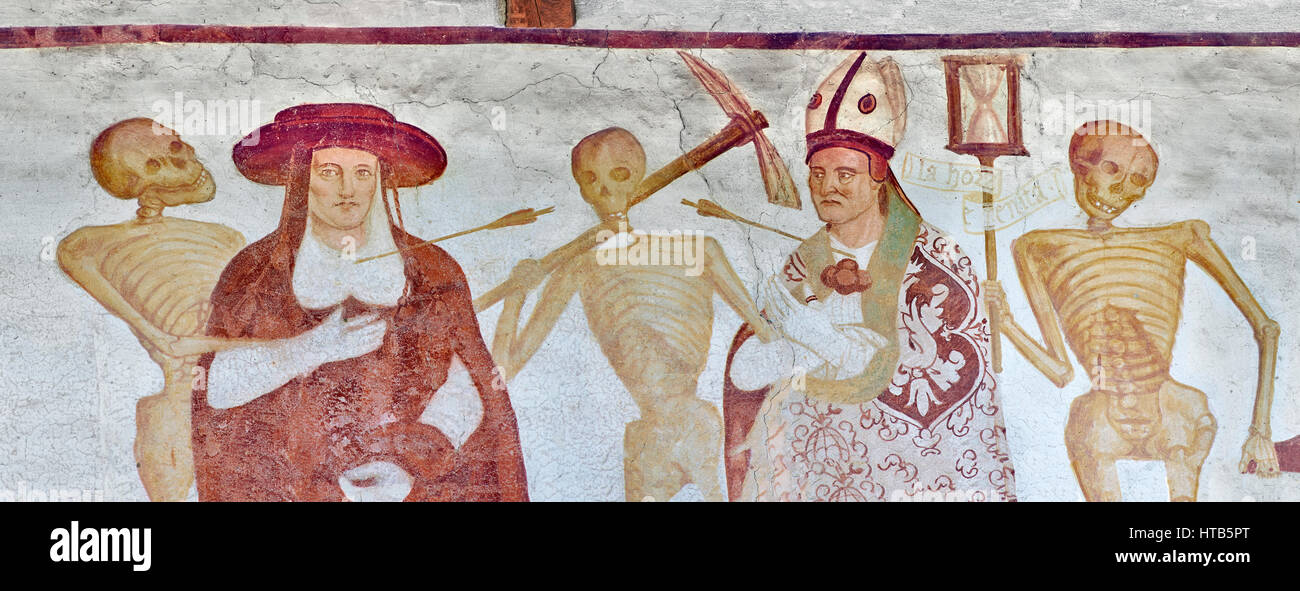 I dipinti ad affresco della chiesa di San Vigilio a Pinzolo, "Danza della morte" dipinta da Simone Baschenis di Averaria Pinzolo Trentino, Italia Foto Stock
