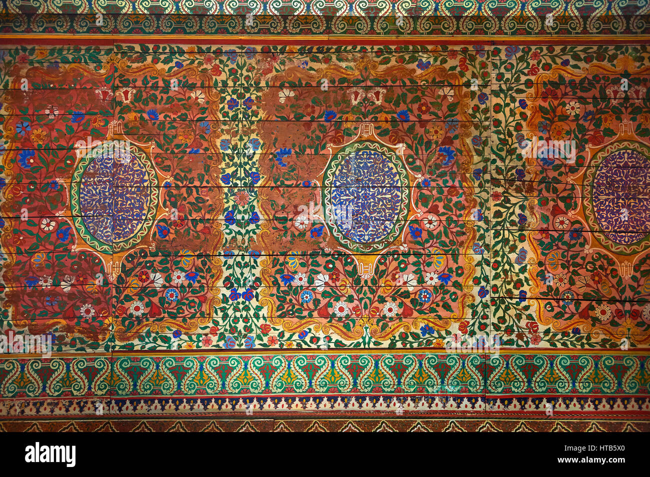 Berber Arabesque dipinto di pannelli a soffitto.Il Grand Court, Palazzo Bahia, Marrakech, Marocco Foto Stock