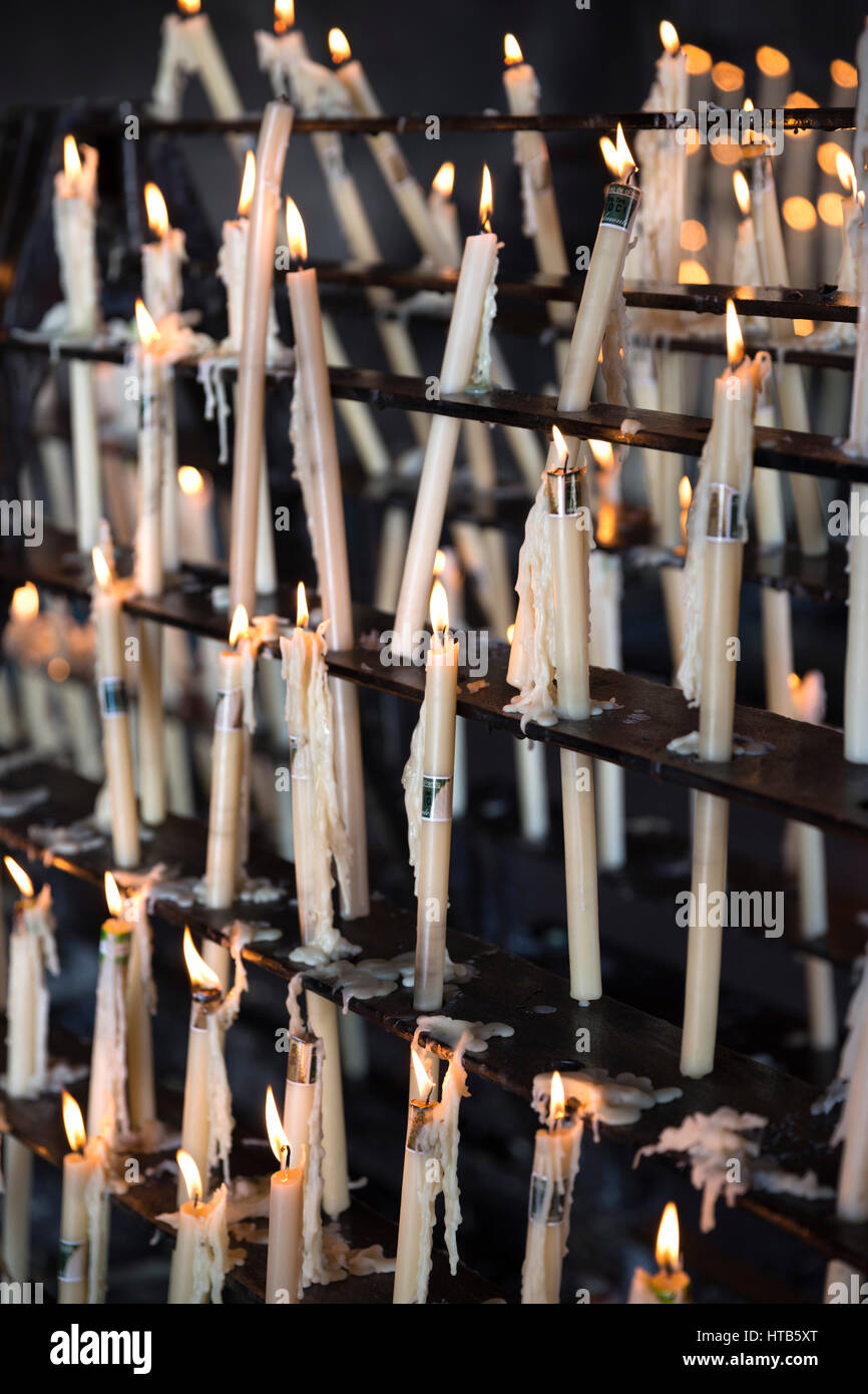 Offerte di candela nella chiesa di Nuestra Senora del Rocio, El Rocio, provincia di Huelva, Andalusia, Spagna, Europa Foto Stock