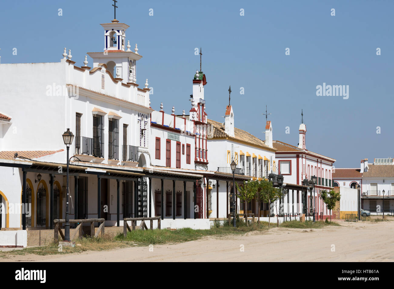 Le strade di sabbia e di fratellanza abitazioni, El Rocio, provincia di Huelva, Andalusia, Spagna, Europa Foto Stock