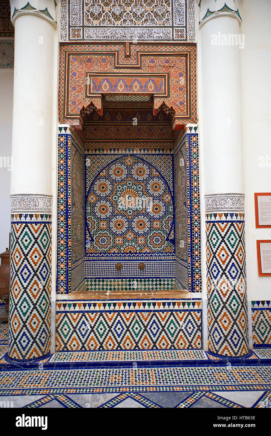 Berber Arabesque Morcabe plasterwok Zellige piastrelle di una fontana nel Museo di Marrakesh nel dar Menebhi Palace, Marrakech, Marocco Foto Stock